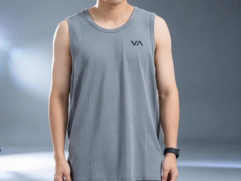 A regata com ventilação esportiva combina desempenho e estilo minimalista para homens ativos.