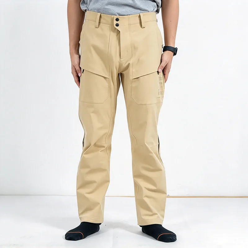 Calça Cargo Hardshell Bege Impermeável com Tecido Térmico e Fechos Laterais Longos Calça Cargo Hardshell Bege Impermeável com Tecido Térmico e Fechos Laterais Longos
