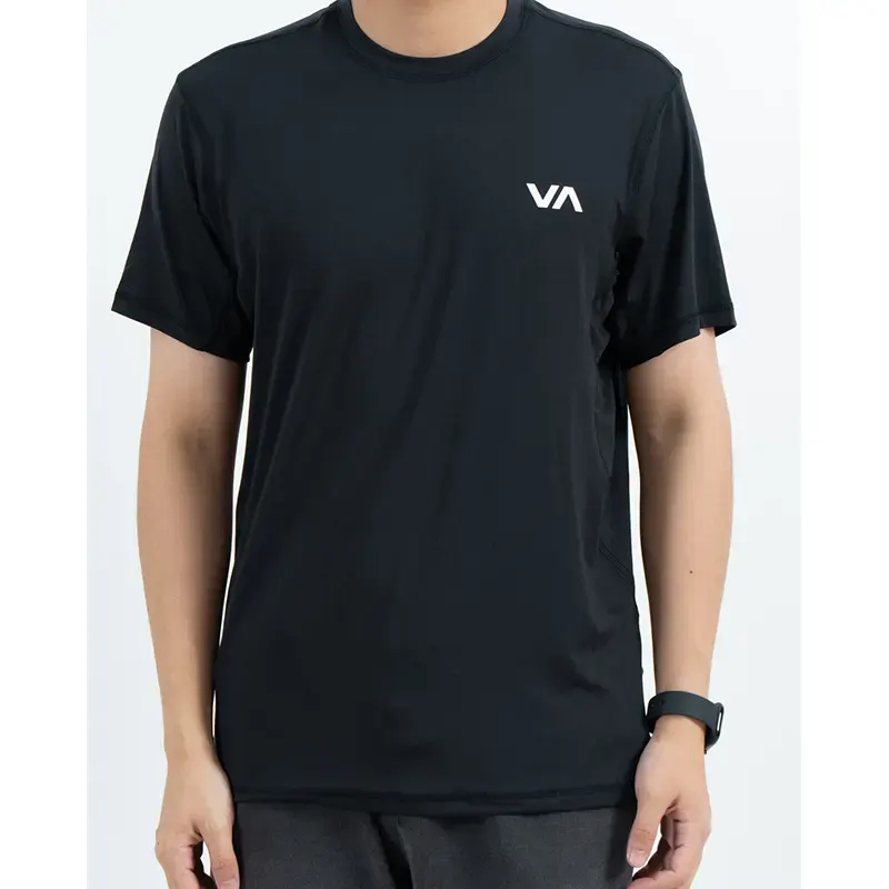 Camiseta preta de secagem rápida com gola redonda, costuras laterais contornadas e logotipo no peito