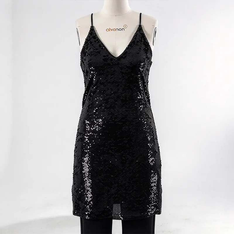 Mini vestido preto de lantejoulas com decote em V e alças finas