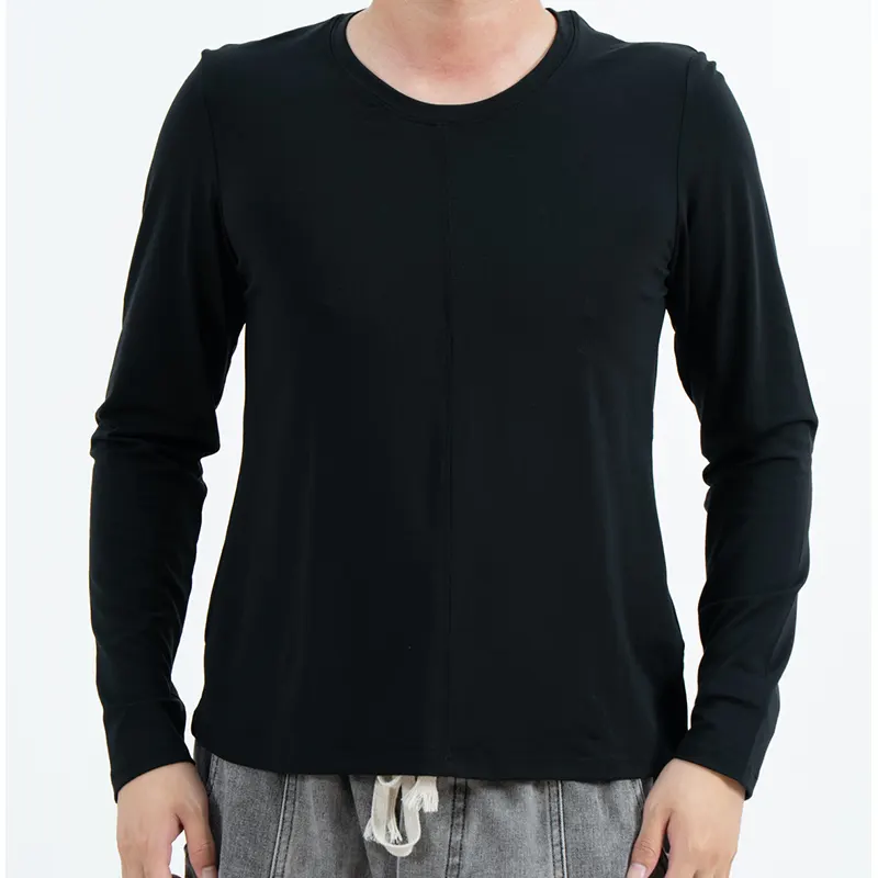 Camiseta preta slim fit com gola redonda e mangas compridas