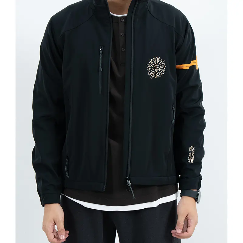 Jaqueta preta Hardshell com gola alta e listra de manga contrastante Jaqueta preta Hardshell com gola alta e listra de manga contrastante