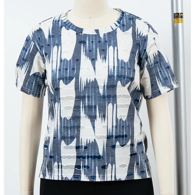 Camiseta com estampa abstrata azul e branca com textura ondulada