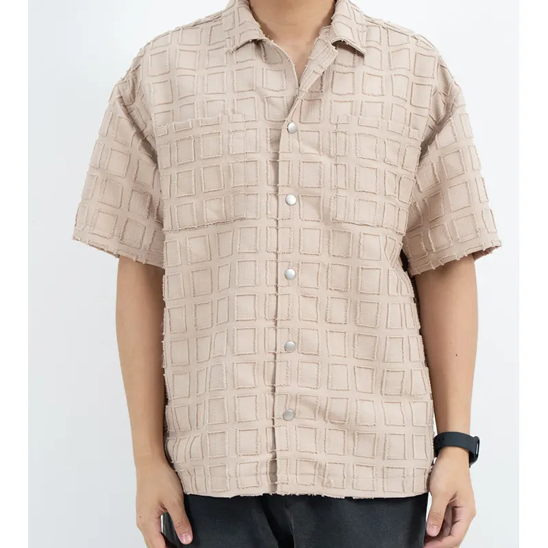 Camisa quadrada de manga curta com textura de grade elevada e dois bolsos no peito