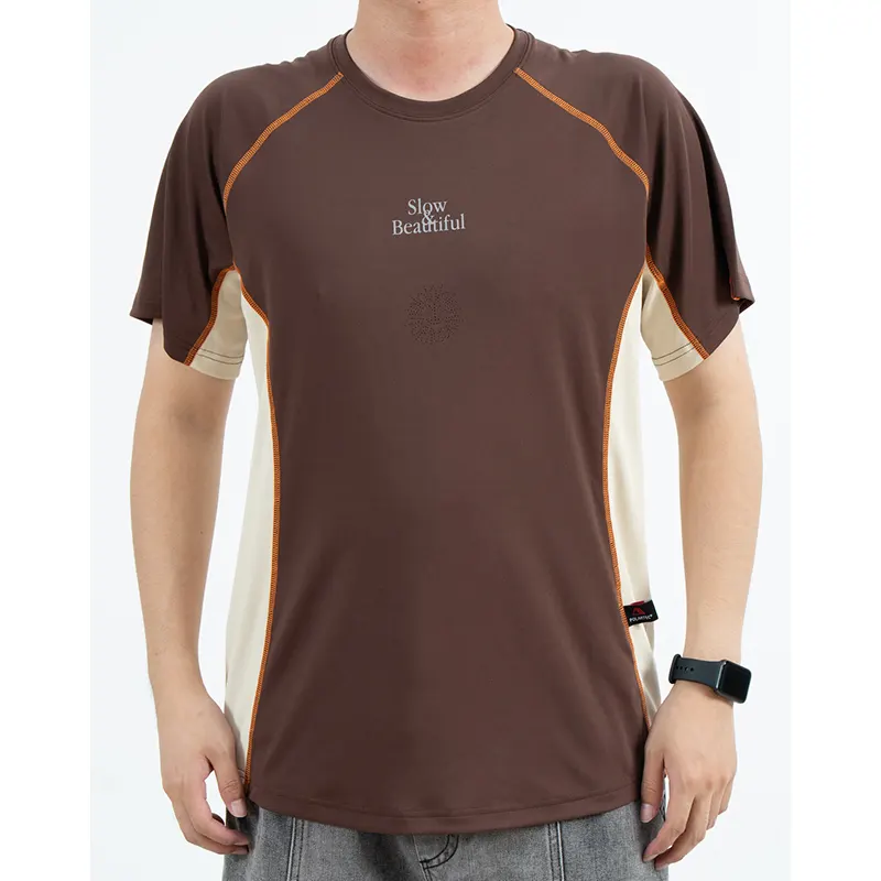Camiseta Raglan marrom respirável com painéis laterais creme e linhas de costura laranja