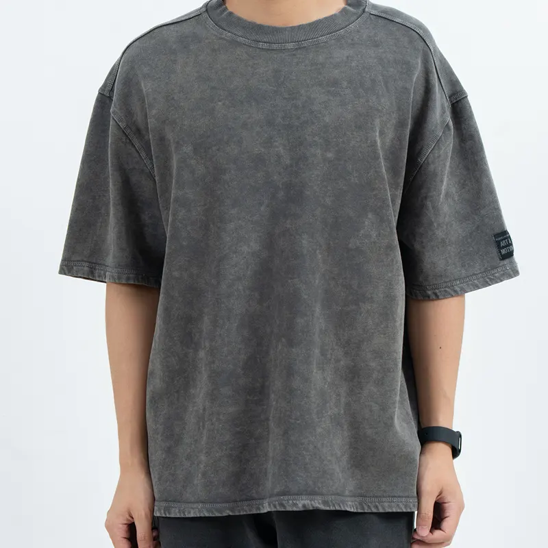 Camiseta grande em carvão com efeito manchado e desbotado e etiqueta na manga
