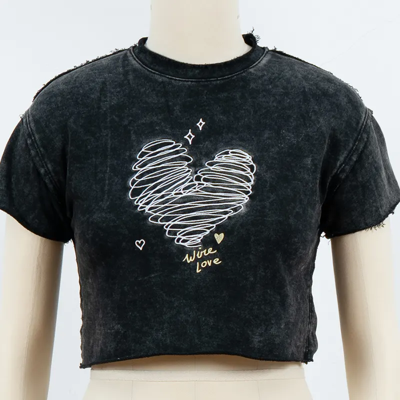 Camiseta estampada de coração recortada com detalhes de borda crua