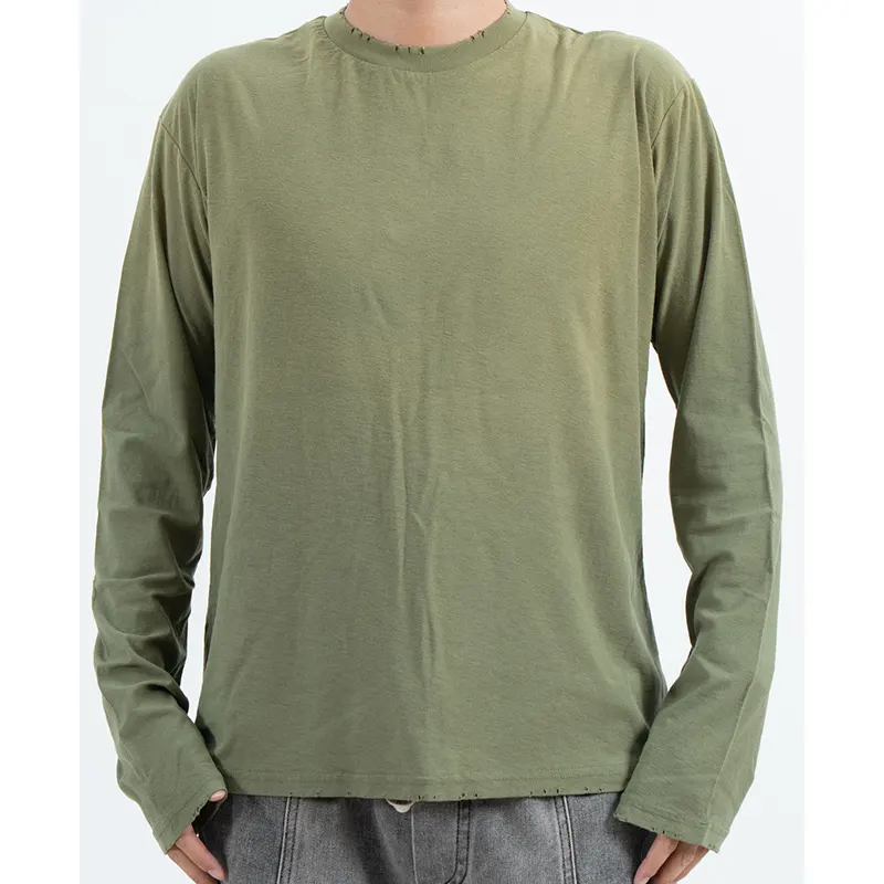 Camiseta verde-oliva de manga comprida com decote e bainha desgastados