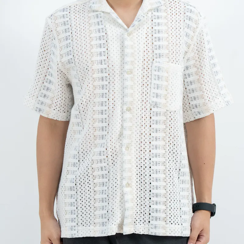 Camisa aberta de manga curta com gola de acampamento e bolso no peito