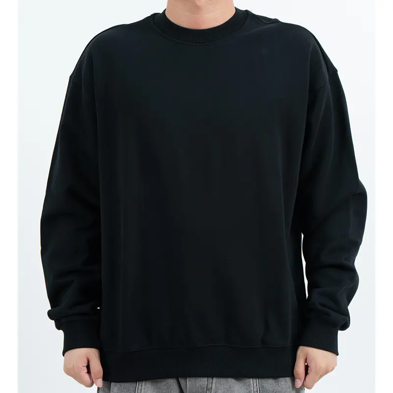 Moletom preto oversized com gola redonda e ombros caídos