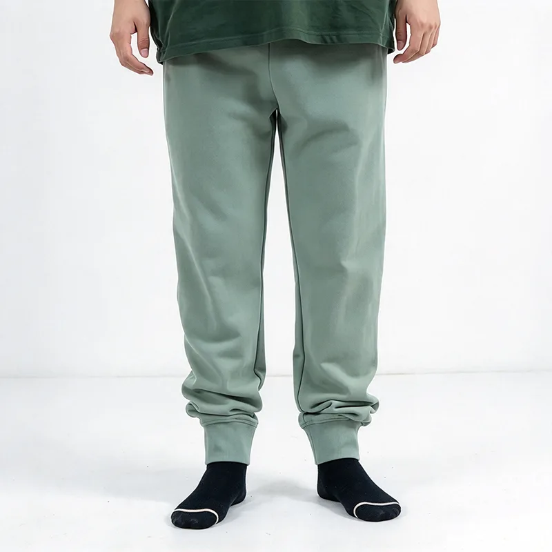 Calça jogger verde sálvia com punhos canelados no tornozelo Calça jogger verde sálvia com punhos canelados no tornozelo