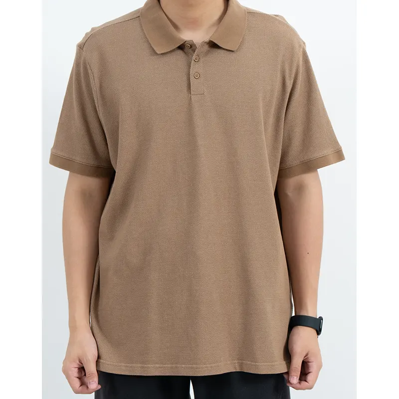 Camisa polo marrom texturizada de manga curta com carcela de três botões