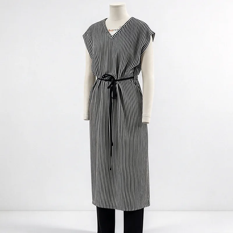 Vestido midi listrado vertical com decote em V, ombros estendidos e cinto de cordão