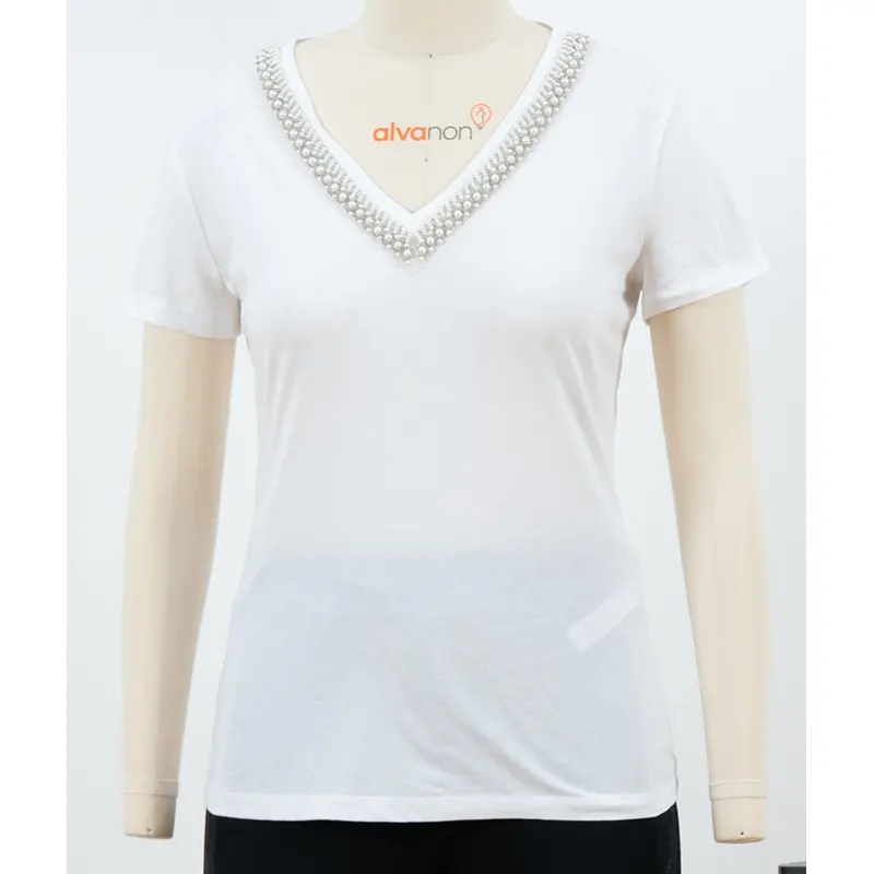 Camiseta branca com decote em V e decote com contas